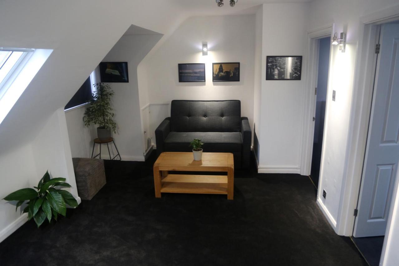 One-Bedroom Flat In Cheam Village Esterno foto
