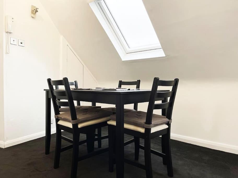 One-Bedroom Flat In Cheam Village Esterno foto