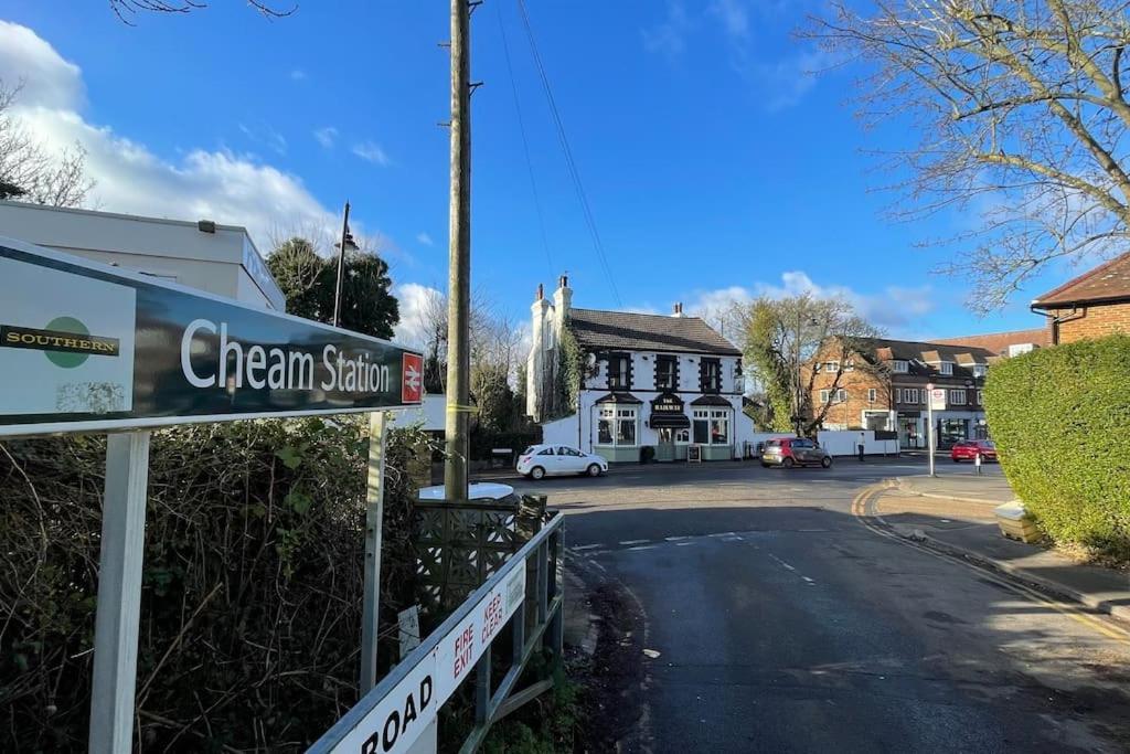 One-Bedroom Flat In Cheam Village Esterno foto