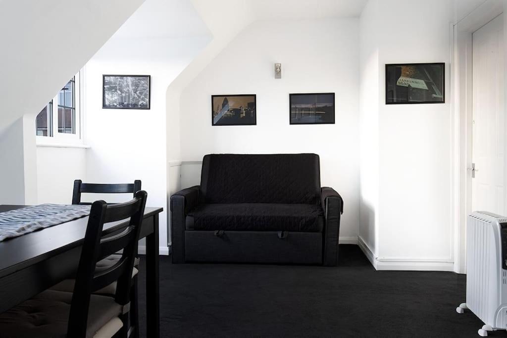 One-Bedroom Flat In Cheam Village Esterno foto