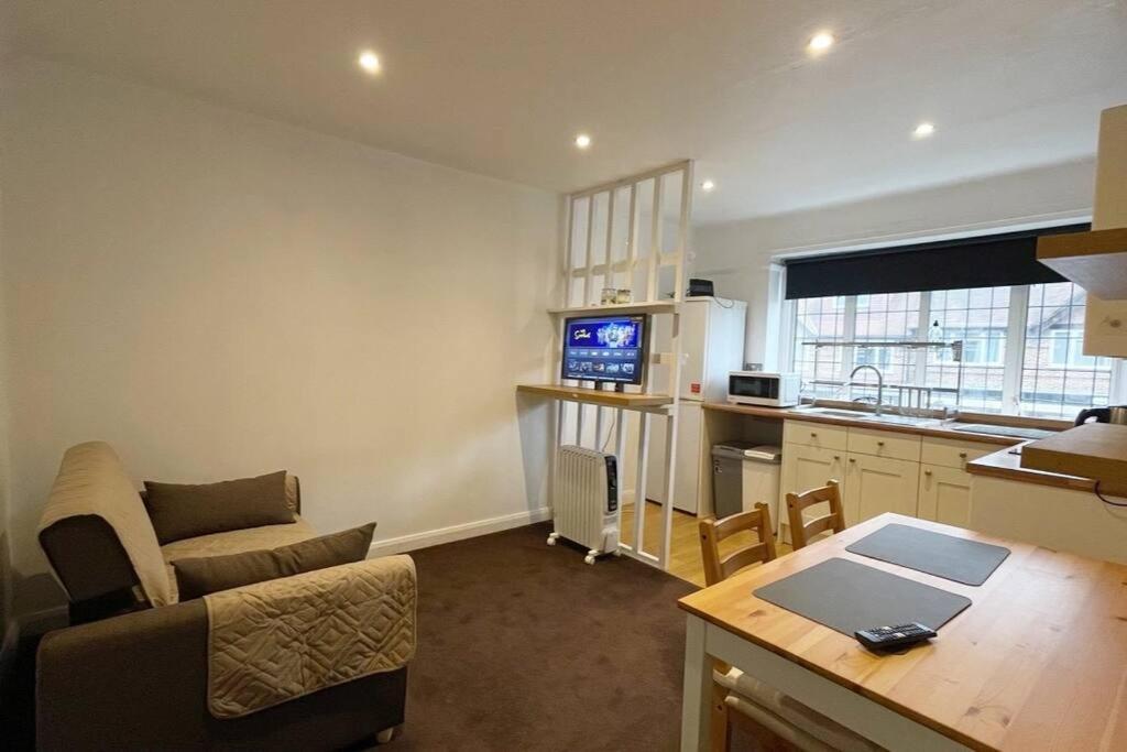 One-Bedroom Flat In Cheam Village Esterno foto