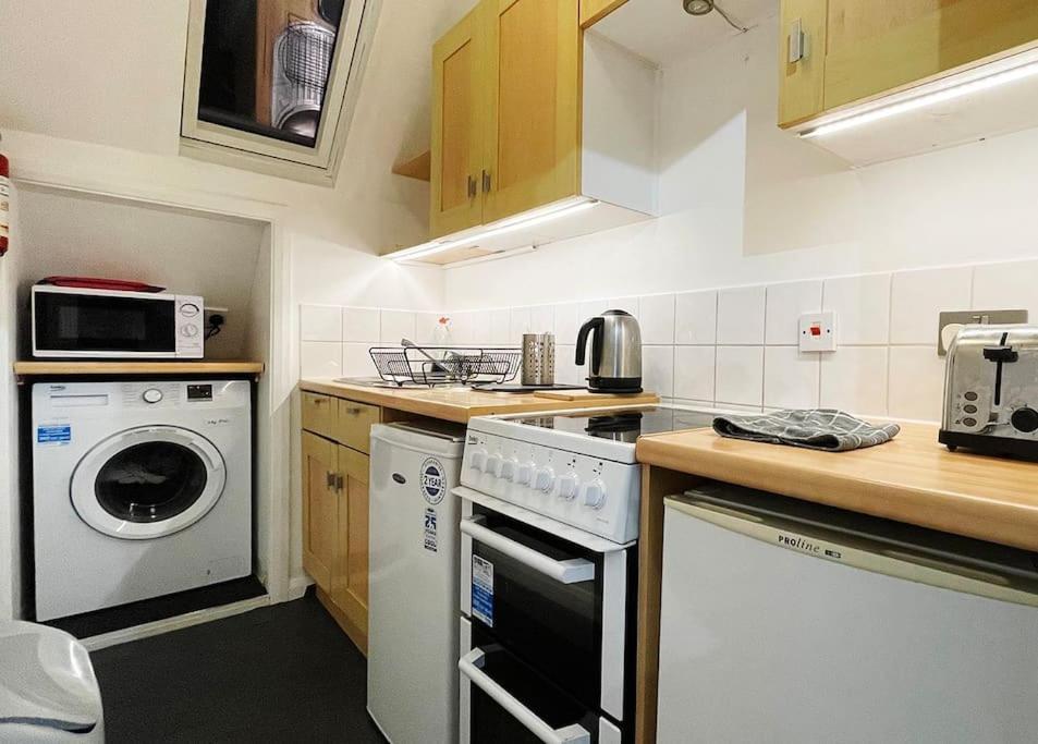 One-Bedroom Flat In Cheam Village Esterno foto