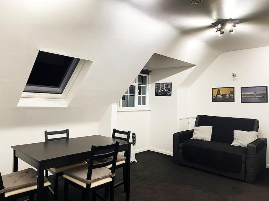 One-Bedroom Flat In Cheam Village Esterno foto