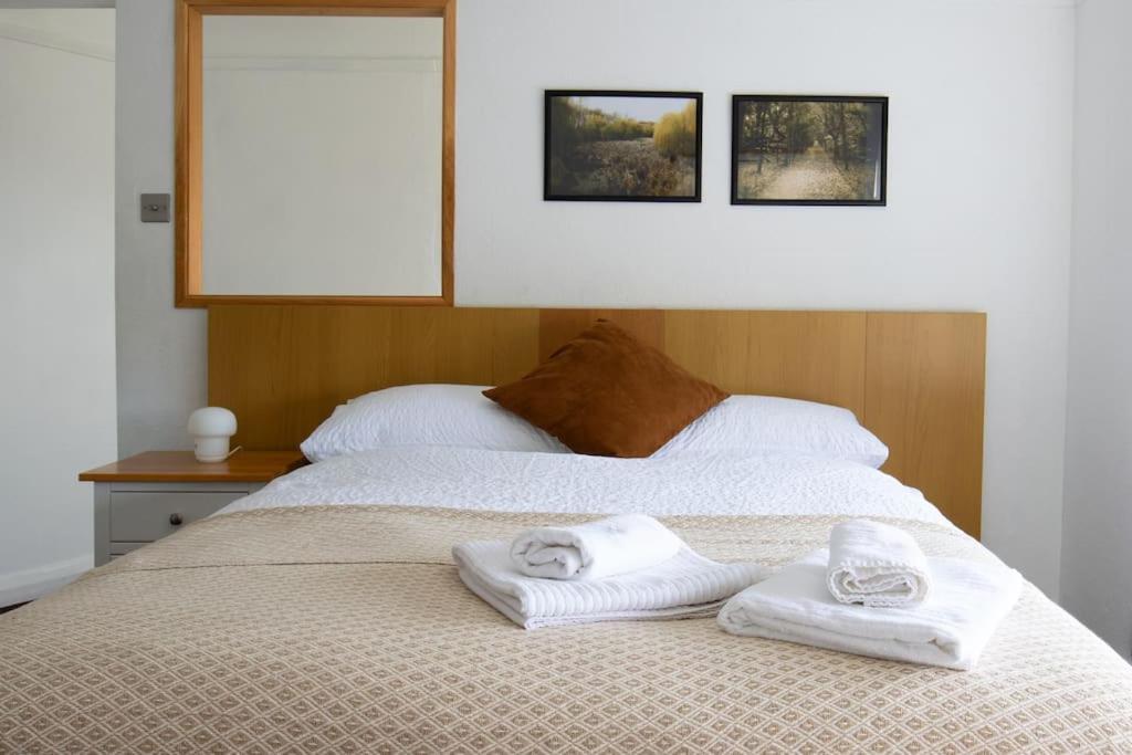 One-Bedroom Flat In Cheam Village Esterno foto
