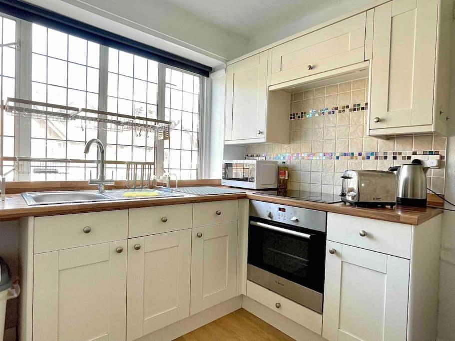 One-Bedroom Flat In Cheam Village Esterno foto